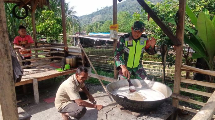 Babinsa Koramil 0108-07/Semadam Anjangsana Bersama Pembuat Gula Aren