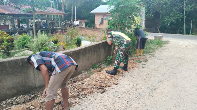 Tunjukkan Semangat gotong royong, Babinsa Banai Dan Warga Bersihkan Lingkungan Desa