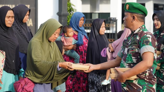 Jum’at berkah, Kodam Iskandar Muda bagikan 182 Paket Makan gratis bagi Warga.