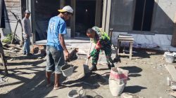 Ringankan Beban Warga Desa Binaan, Babinsa Bantu Bangun Rumah