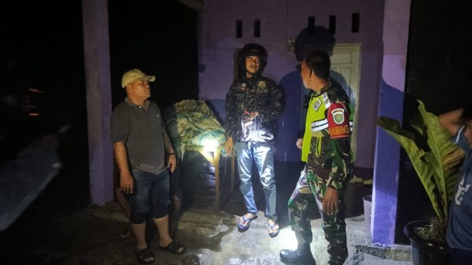 Gerak Cepat Babinsa Bantu Evakuasi Korban Angin Kencang dan Hujan Deras