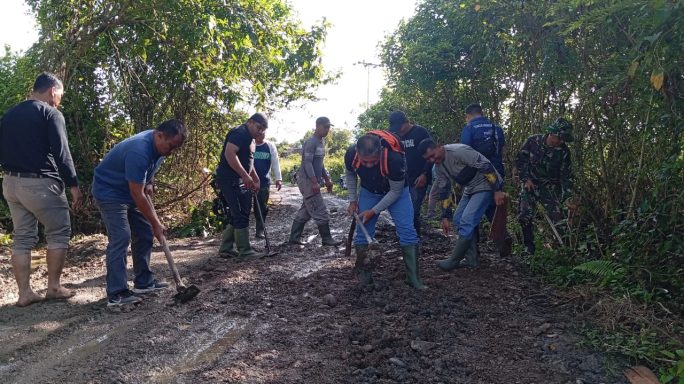 Kodam IM bangun 4,4 KM jalan pedesaan di Aceh.