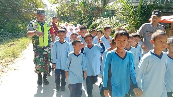 Untuk Menjaga Kebugaran, Babinsa Koramil 01/Kuala Simpang Ajak Siswa Berolahraga Jalan Santai