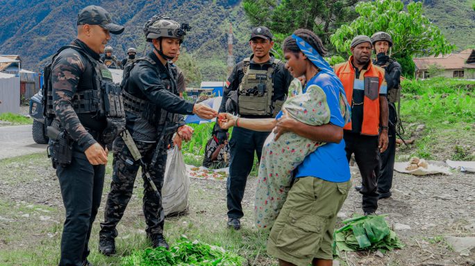 Tingkatkan Perekonomian Rakyat, Satgas Yonif 112/DJ Borong Hasil Bumi Masyarakat Puncak Jaya