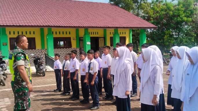 Tanamkan Kedisiplinan, Babinsa Melatih PBB di SMP N 2 Sriwijaya