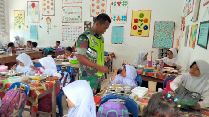 Babinsa Koramil 07/Kjm Dampingi Program Makan Bergizi Siswa SD