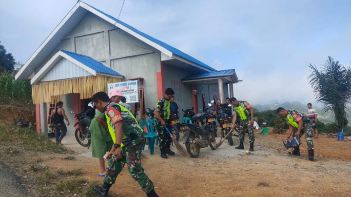 Babinsa Bersama Warga Karya Bakti Pembersihan Halaman Gereja.GPDI