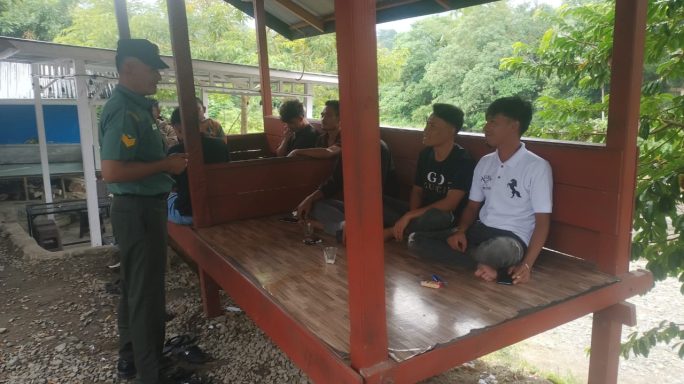 Anjangsana ke Desa Binaan, Babinsa Tangse Ajak Pemuda Perangi Narkoba dan Judi Online