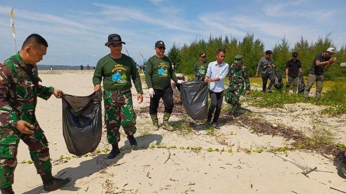 Peringati Hari Lingkungan Hidup Sedunia Tahun 2025, Dandim 0117/Aceh Tamiang Bersama Forkopimda Lakukan Aksi Bersih – Bersih Pantai Dan Penanaman Pohon