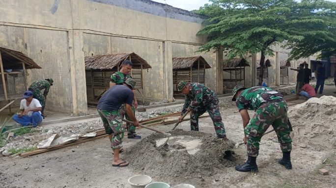 BABINSA LAKSANAKAN KARYA BHAKTI BERSAMA WARGA MASYARAKAT PEMBUATAN DENPLOT KETAHANAN PANGAN PETERNAKAN ENTOK