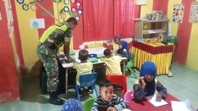 Babinsa Aktif Dampingi Pembagian Makan Gratis Kepada Para Siswa Siswi TK