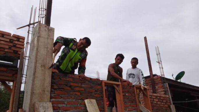 BABINSA SINERGI BERSAMA WARGA MASYARAKAT BANTU BANGUN RUMAH WARGA DESA BINAAN
