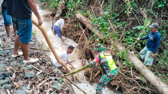 Peduli Lingkungan, Babinsa Koramil 0108-01/Lawe Sigala Bersama Warga Bersihkan Sampah di Sungai