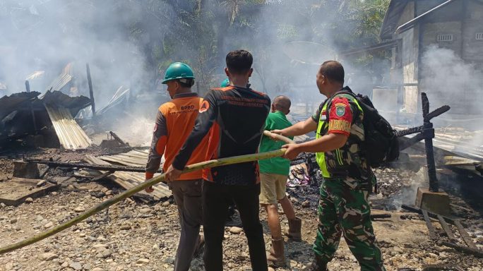 Sinergi Babinsa, BPBD, dan Warga Berhasil Padamkan Api Kebakaran TPA