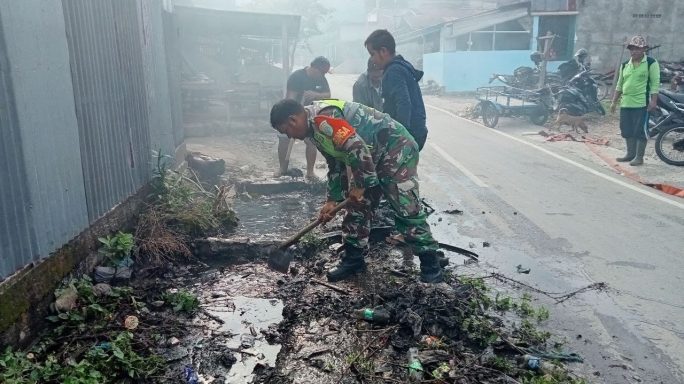 Jaga Kebersihan Lingkungan Masjid Babinsa Ajak Gotong Royong