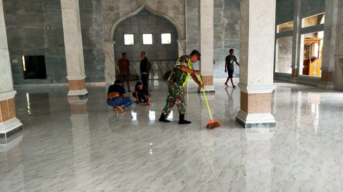 Jelang Hari Raya Idul Adha 1446 H, Babinsa Bersama Warga Gotong Royong Bersihkan Masjid
