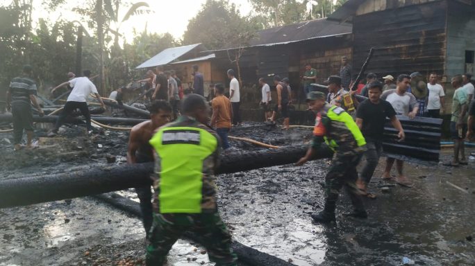 Respons Cepat Anggota Koramil Geumpang Bantu Padamkan Kebakaran Rumah Warga.