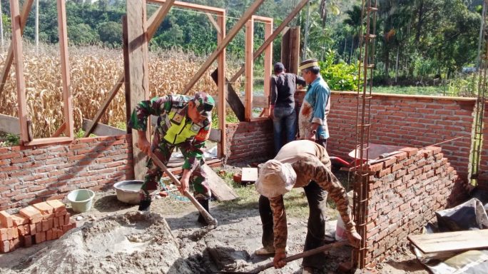 Babinsa Bantu Pasang Batu Bata Rumah Warga Desa Binaan