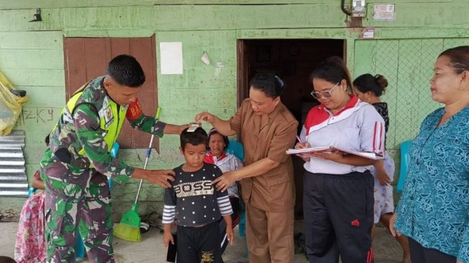 Wujudkan Balita Sehat, Babinsa Dampingi Petugas Kesehatan Berikan Layanan Posyandu