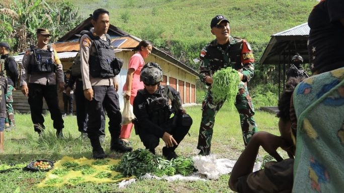 TNI-POLRI Borong Hasil Bumi di Puncak Jaya, Wujud Sinergi dan Peduli Ekonomi Rakyat
