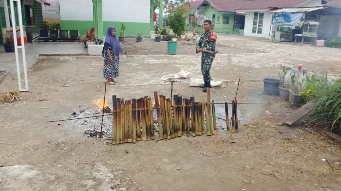 Babinsa Posramil Lawe Bulan Laksanakan Anjangsana ke Warga Bakar Lemang