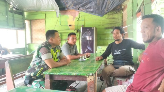 Momen Idul Adha Babinsa Tetap Jalin Keakraban Dengan Warga Binaan Melalui Komsos.