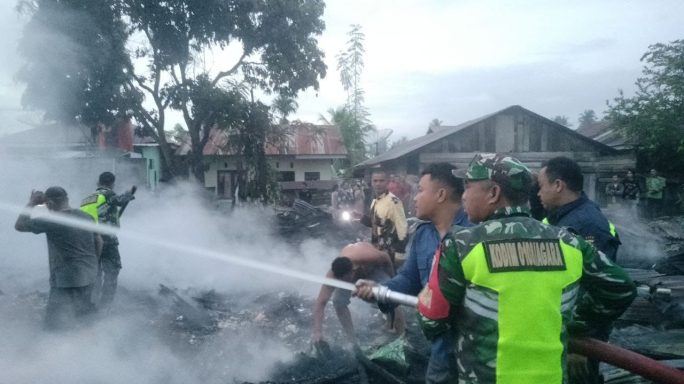 Babinsa KoRamil 0108-06/Babul Rahmah Berjibaku Padamkan Kebakaran Rumah Warga