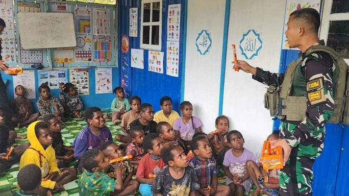 Satgas Pamtas RI-PNG Yonif 112/DJ Kodam IM jadi pengajar di Distrik Nambut, Puncak Jaya.
