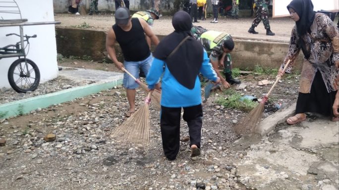 Jaga Kebersihan Lingkungan Babinsa Bersama Warga Masyarakat Laksanakan Gotong Royong
