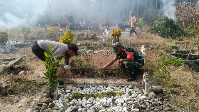 Babinsa Kerja Bhakti Bersama Warga Bersihkan Tempat Pemakaman Umum (TPU)
