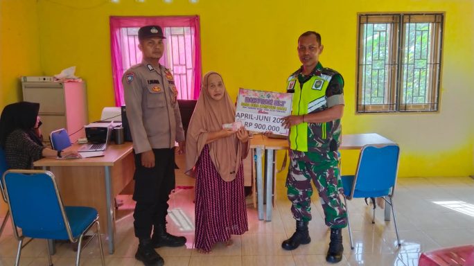 Babinsa Koramil 02/Karang Baru Dan Bhabinkamtibmas Kompak Dampingi Penyaluran BLT-DD