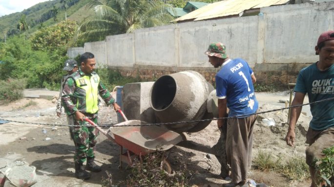 Babinsa Bersama Warga Desa Binaan Karya Bhakti Bangun Jalan Rambat Beton