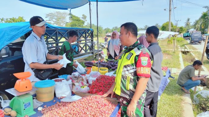 Babinsa Koramil 07/Kejuruan Muda Cek Harga Sembako Pasar Mingguan Sungai Liput