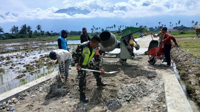 Babinsa Bersama Warga Masyarakat Gotong Royong Cor Jalan Rambat Beton Jalan Sawah