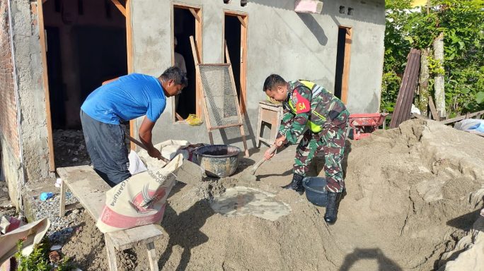 Selalu Ada Bersama Warganya Babinsa Bantu Rehap Rumah