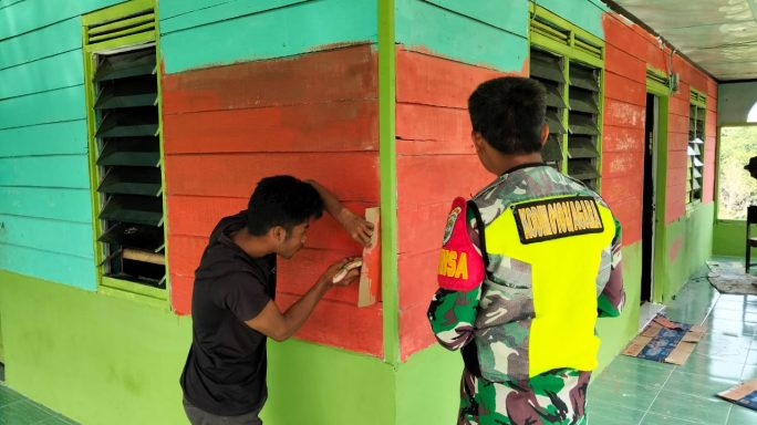 Babinsa Bersama Warga Masyarakat Laksanakan Gotong royong Cat masjid