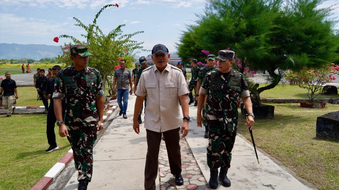 Tiba di Lanud Sultan Iskandar Muda, Menhan RI dan Wakasad disambut Pangdam IM.