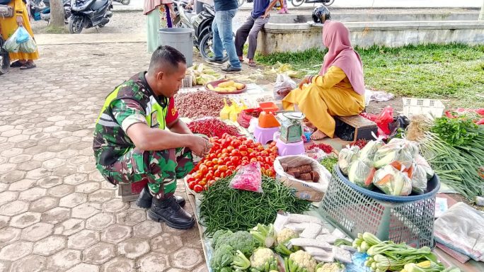 Babinsa Turun Ke Pasar Tradisional Cek Harga Sembako Yang Ada Di Desa Binaan