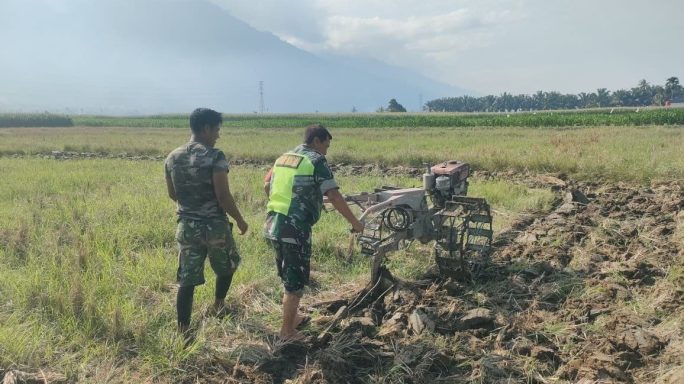 Anggota Babinsa Koramil 0108-07/Semadam Bantu Petani Bajak Lahan Ketahanan Pangan