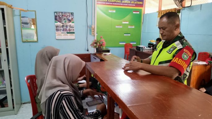 Peran Babinsa Jamur Jalatang Lakukan Puldata Kantor Desa