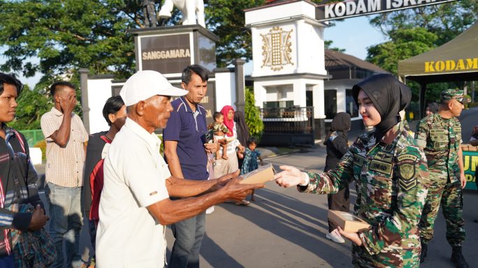 Jum’at berkah, Kodam Iskandar Muda bagikan 183 Paket Makan gratis bagi Warga.