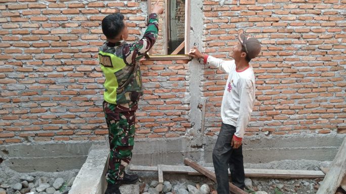 Babinsa Bantu Warga Pembuatan Rumah di Desa Binaan