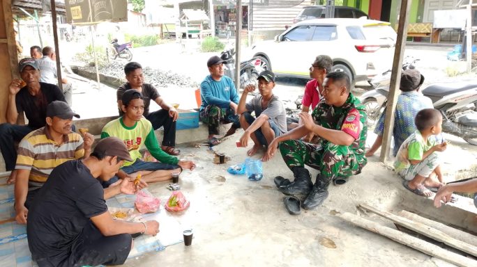 Pererat Silaturahmi Babinsa Posramil Lawe Bulan Silaturahmi dengan Warga Desa Binaan