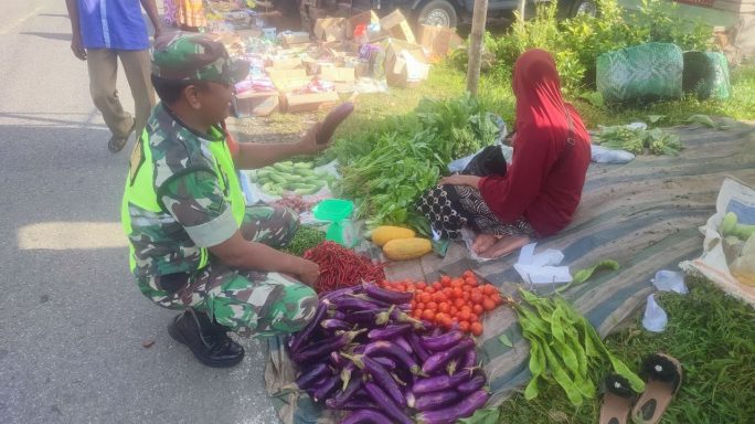 Babinsa Cek Harga Sembako Di Pajak Mingguan