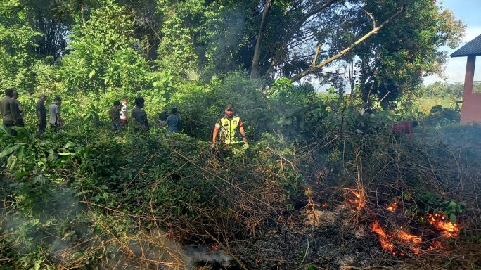 Babinsa Koramil 08/Kembang Tanjong, Kodim 0102/Pidie Ajak Warga Desa Menasah Manyang Perkuat Semangat Kebersamaan Lewat Gotong Royong