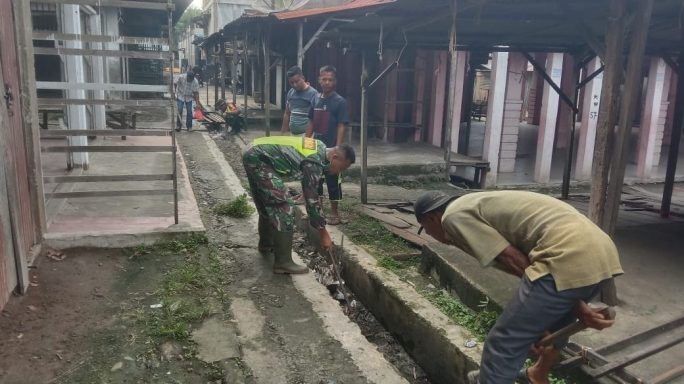 Jaga Kekompakan Bersama Warga Masyarakat Babinsa Kerja Bhakti Bersihkan Parit