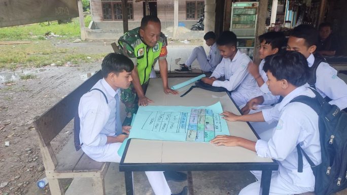 Komsos Dengan Siswa Sekolah SMU, Babinsa Himbau Belajar Yang Serius Untuk Masa Depan