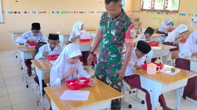 Babinsa Dampingi Pelaksanaan Makan Bergizi Gratis di Sekolah