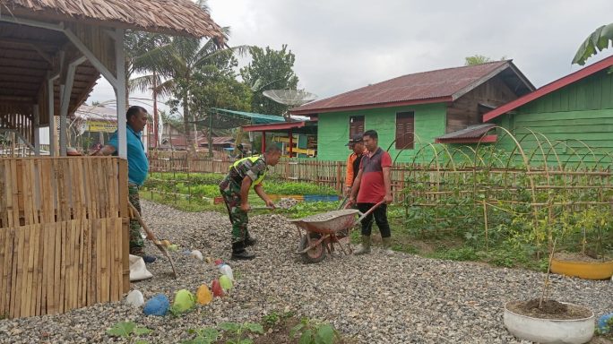 Ciptakan Desa Hijau Babinsa Bersama Warga Bangun Taman Desa