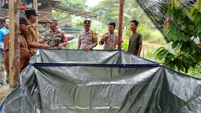 Babinsa Anjangsana Dengan Peternak Ikan Lele Di Desa Binaan
